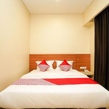 Oyo 1330 Hotel Cahaya 3 Surabaya Kültér fotó